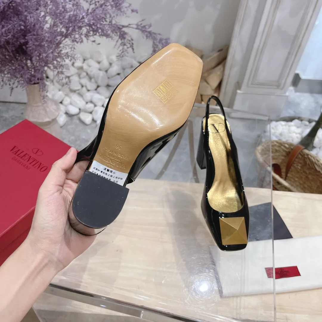 👟👟Ex-factory price 440👟👟 Genuine leather sole +40 Valentino Valentino 2023 spring and summer new product [Pyramid] large spike shoes are new☑️ ———————————— Valentino Garavani’s classic “Roman Stud” series debuts in a new interpretation! The latest golden big rivet element is full of high-end sense! Extremely fashionable ~ Upper: Original custom-made cow patent leather Lining: Original high-gloss imported sheepskin lining Outsole: Italian genuine leather Outsole: Wear-resistant rubber sole Size: 34-42 (34 and 42 are custom-made and non-refundable) Heel height: [8.5cm] - [6cm] (2 heel height options)